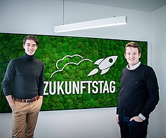 Juri Galkin (links) und Lorenzo Wienecke gründeten die Initiative für wirtschaftliche Jugendbildung und riefen den Zukunftstag ins Leben. (Foto: Initiative für wirtschaftliche Jugendbildung)