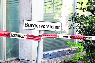 Die Polizei sperrte auf der Parkseite des Rathauses die Fensterfront ab. (Foto: Frank)