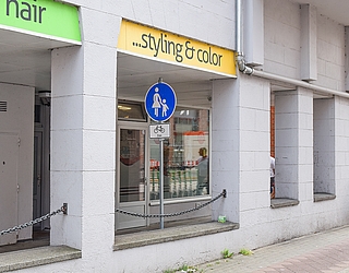 An der Berliner Straße dürfen Radler jetzt durch die Arcaden gegenüber der VR Bank fahren. (Foto: Frank)