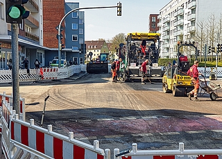 Bauarbeiter trugen am Mittwoch Asphalt auf die Kreuzung Flamweg/Schulstraße/Gerberstraße auf. (Foto: Strandmann)