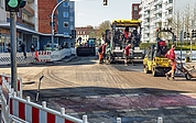 Bauarbeiter trugen am Mittwoch Asphalt auf die Kreuzung Flamweg/Schulstraße/Gerberstraße auf. (Foto: Strandmann)