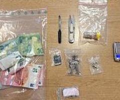 Die Beamten nahmen dem Verdächtigen Drogen und Geld ab. (Foto: Bundespolizei)