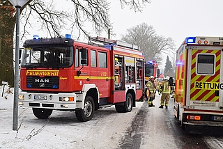 Feuerwehr und Rettungsdienst waren mit einem großen Aufgebot an Einsatzkräften und Fahrzeugen ausgerückt. (Foto: Frank)