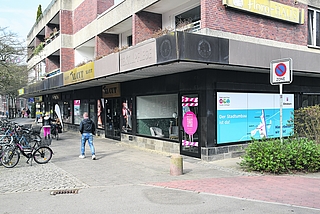 Das Lokal „Stadtblick“ an der Ecke Damm, Achter de Kö. Die rot-weißen Aufkleber am Eingang sollen illustrieren, dass es dort Infos zum Stadtumbau gibt. Passend zur Deko ist die Tür aber tatsächlich zu. (Foto: Frank)