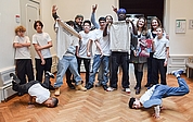 Die Breakdance-Gruppe Crossing Borders mit ihrem Trainer Chris Jackson (3. von links) und Initiatorin Kerstin Thiel (rechts) nimmt die Jugend-Kulturpreisträgerin Hanna Werner in ihre Mitte. (Foto: Frank)
