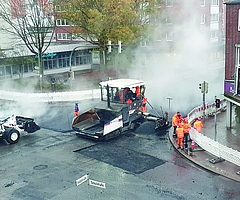 Es dampfte mächtig, als Bauarbeiter in der vorigen Woche die Kreuzung und die angrenzenden Straßen asphaltierten. Ab Mittwoch, 5. November, 5.30 Uhr folgen nun die Markierungsarbeiten. (Foto: Strandmann)