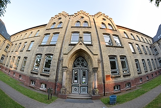 Mit dem Abbruch der Deutschklausur der Abiturienten machte das Ludwig-Meyn-Gymnasium überregional Schlagzeilen. Ärgerlich ist der Vorfall vor allem für die betroffenen Schülerinnen und Schüler, die mit der Arbeit bereits begonnen hatten und sich nun neu konzentrieren müssen. Mit allen Begleiterscheinungen, die mit einer so wichtigen Prüfung auch mental verbunden sind. (Foto: Frank)