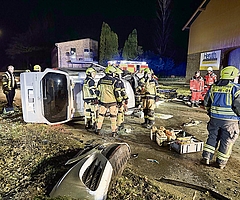 Ein Mann kam in Prisdorf mit seinem Auto von der Hauptstraße ab. Der Wagen prallte gegen einen Baum und kippte auf die Seite. (Foto: Glindmeyer/KFV Pinneberg)