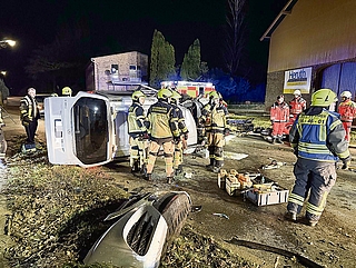 Ein Mann kam in Prisdorf mit seinem Auto von der Hauptstraße ab. Der Wagen prallte gegen einen Baum und kippte auf die Seite. (Foto: Glindmeyer/KFV Pinneberg)