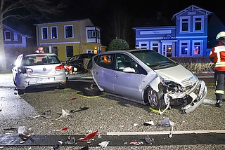 Ein Raser prallte mit seinem Fahrzeug gegen diesen VW Golf und den Mercedes. (Foto: Florian Sprenger)