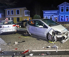 Ein Raser prallte mit seinem Fahrzeug gegen diesen VW Golf und den Mercedes. (Foto: Florian Sprenger)