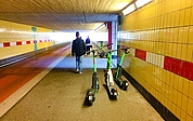 Angesichts solcher Bilder wie hier im Bauerwegtunnel in Elmshorn, wo E-Scooter mitten im Weg stehen, darf sich niemand wundern, wenn es dazu kommt, dass Roller nur noch in ausgewiesenen Zonen abgestellt werden dürfen. (Foto: rs)