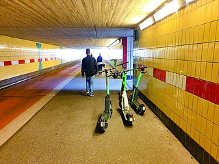 Angesichts solcher Bilder wie hier im Bauerwegtunnel in Elmshorn, wo E-Scooter mitten im Weg stehen, darf sich niemand wundern, wenn es dazu kommt, dass Roller nur noch in ausgewiesenen Zonen abgestellt werden dürfen. (Foto: rs)
