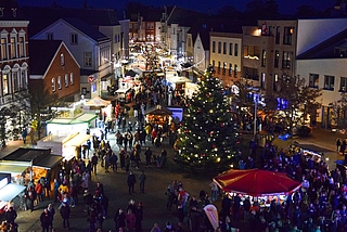 Blick aus dem Rathaus auf den Weihnachtsmarkt: Ein schöner Anblick. (Foto: Frank)