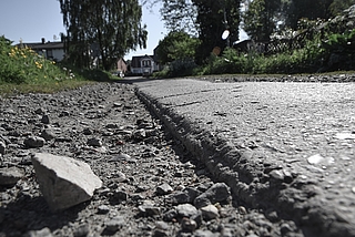 Tiefe Schlaglöcher auf dem Spurenweg. Im Mai 2024 stürzte auf dem Bullendorfer Weg ein E-Bike-Fahrer. (Archiv: Frank)