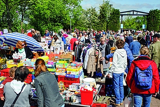 Brechend voll war es immer beim Flohmarkt und Pfingstochsenfest an der Hermann-Sudermann-Allee. Die war logistisch für den Besucheransturm ohnehin eigentlich zu klein. (Foto: Strandmann/Archiv)