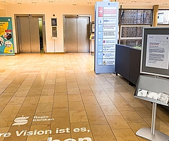 In der Empfangshalle der Regio Kliniken steht ein Ständer mit Masken.