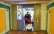 Schwer bepackt: Diese Elmshorner zeigten sich erfreut, dass der Aufzug wieder funktioniert. (Foto: Frank)