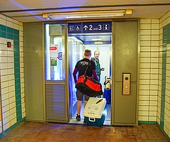 Schwer bepackt: Diese Elmshorner zeigten sich erfreut, dass der Aufzug wieder funktioniert. (Foto: Frank)