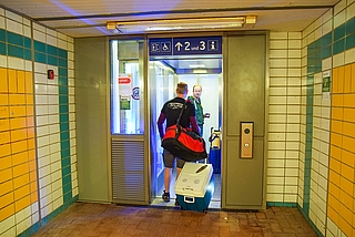 Schwer bepackt: Diese Elmshorner zeigten sich erfreut, dass der Aufzug wieder funktioniert. (Foto: Frank)
