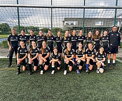 So groß ist die Mädchen-B-Jugend des VfR-Horst inzwischen nicht mehr: Das Team musste einige Abgänge hinnehmen. Die Trainer Jessica Baasch und Sven Evers hoffen auf neue Spielerinnen. (Foto: Evers)
