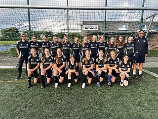 So groß ist die Mädchen-B-Jugend des VfR-Horst inzwischen nicht mehr: Das Team musste einige Abgänge hinnehmen. Die Trainer Jessica Baasch und Sven Evers hoffen auf neue Spielerinnen. (Foto: Evers)