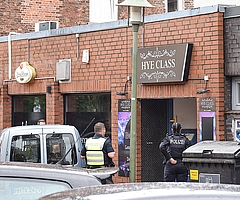 Beamte stehen vor der Bar Hye Class. (Foto: Frank)