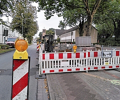 Zurzeit ist nur der Geh- und Fahrradweg an der Feldstraße stadtauswärts gesperrt. Ab 7. Oktober wird auch auf der Straße gebaut. (Foto: Frank)