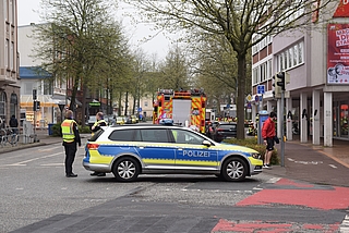 Die Polizei sperrte die Schulstraße auf dem Abschnitt zum ZOB ab. (Foto: Frank)