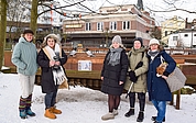 Präsentieren ein neues Schild an der Futterstelle für Tauben neben dem Torhaus: Katharina Erdmann (von links), Andrea Lokies, Lea Caradonna, Susanne Gentzsch und Jana Beerenwinkel von der Initiative Stadttauben Elmshorn fordern die Bürgerinnen und Bürger auf, nicht eigenständig Futter zu platzieren. (Foto: Frank)