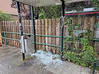 Jede Menge Scherben: Unbekannte zerschlugen ein Glaselement der Bushaltestelle Liethmoor am Heidmühlenweg in Elmshorn. (Foto: Polizeidirektion Bad Segeberg)