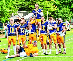 So sehen Sieger aus. In der vorigen Saison eilten die Elmshorn Fighting Pirates in der Regionalliga Nord von Erfolg zu Erfolg. In der GFL2 Nord weht mit Sicherheit ein anderer Wind. Am 10. Mai starten die Footballer des EMTV aber mit dem Rückhalt der heimischen Kulisse in die Football-Saison. (Foto: Fighting Pirates)