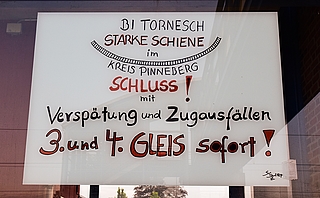 Mit diesem Plakat am Tornescher Bahnhof fordert die Bürgerinitiative Starke Schiene den raschen Bau der Gleise 3 und 4 zwischen Pinneberg und Elmshorn. (Foto: Frank)
