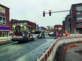 Voller Einsatz  bei den Bauarbeiten auf der so wichtigen Elmshorner Kreuzung. (Foto: Strandmann)