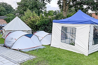 Nach dem Zwischenstopp an der A23 finden die Wacken-Fans aus Kamen eine Familie in Vaale bei Wacken, die ihnen Unterkunft bietet. Dort campen die Festivalbesucher im Garten. (Foto: Timon Hamer)