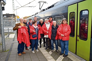 Die Bürgerinitiative Starke Schiene beklagt die Überfüllung des Morgenszugs. Bürgermeister Christopher Radon (Zweiter von links) und Bauamtsleiter Sven Reinhold (Vierte von links) unterstützen die Aktiven. (Foto: Frank)