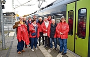Die Bürgerinitiative Starke Schiene beklagt die Überfüllung des Morgenszugs. Bürgermeister Christopher Radon (Zweiter von links) und Bauamtsleiter Sven Reinhold (Vierte von links) unterstützen die Aktiven. (Foto: Frank)