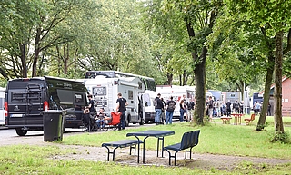 Auf dem Rastplatz Forst Rantzau reihen sich Vans, Camper und Autos von Wacken-Fans aneinander. (Foto: Frank)