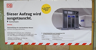 Ein Baustellenplakat im Bahnhof kündigt eine Fertigstellung im September an, aber vielleicht geht es auch schneller. (Foto: Frank)