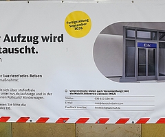 Ein Baustellenplakat im Bahnhof kündigt eine Fertigstellung im September an, aber vielleicht geht es auch schneller. (Foto: Frank)