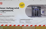 Ein Baustellenplakat im Bahnhof kündigt eine Fertigstellung im September an, aber vielleicht geht es auch schneller. (Foto: Frank)