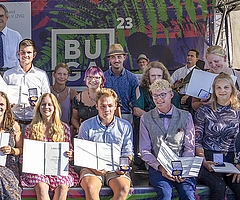 Holten eine Goldmedaille nach Elmshorn: Henning Rath (hintere Reihe, links), Hendrik Christoph (vorn, 3. von links) und Swea Lüdemann (hintere Reihe, rechts). (Foto: Wirtschaftsverband Gartenbau Norddeutschland e.V.)