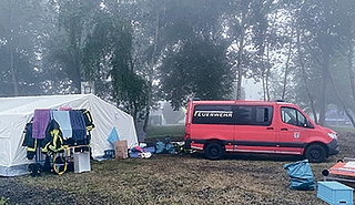 In diesem Zelt verbrachten die zehn Kräfte der Freiwilligen Feuerwehr Uetersen und ihre vier Kameraden der Freiwilligen Feuerwehr Neuendeich eine Nacht. Das Zelt stand auf dem Bereitstellungsplatz Windhagen östlich des Rheins bei Bad Honnef. Drei Stunden brauchten die Einsatzkräfte von dort in das Krisengebiet im Westen. (Foto: Freiwillige Feuerwehr Uetersen)
