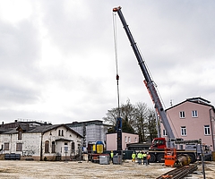 Der Fahrer des grau-roten Krans wird ein Probegewicht auf die Gründungspfähle des Rathauses fallen lassen. (Foto: Frank)