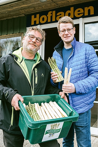 Klares Bekenntnis zur einheimischen Landwirtschaft: Bundestagsabgeordneter Daniel Kölbl (rechts) auf Informationsbesuch beim Spargelbauern Harm Schmietendorf. (Foto: CDU)
