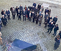 Feierliche Versammlung vor der Drostei. (Foto: Kreis Pinneberg)