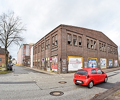 Die Stadt will wenigstens das Citastromhaus (vorn) abreißen, um Platz für den Ausbau der Berliner Straße zu erhalten. Dahinter schließen sich die Mantelhalle, das Kranhaus und die Knechtschen Hallen an. (Foto: Frank)