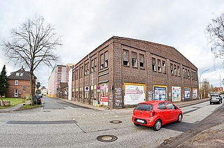 Die Stadt will wenigstens das Citastromhaus (vorn) abreißen, um Platz für den Ausbau der Berliner Straße zu erhalten. Dahinter schließen sich die Mantelhalle, das Kranhaus und die Knechtschen Hallen an. (Foto: Frank)