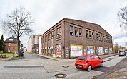 Die Stadt will wenigstens das Citastromhaus (vorn) abreißen, um Platz für den Ausbau der Berliner Straße zu erhalten. Dahinter schließen sich die Mantelhalle, das Kranhaus und die Knechtschen Hallen an. (Foto: Frank)