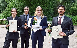 Die besten vier Abiturienten des Jahres: Alina Fazely (von links, Abi-Schnitt 1,2), Falk Schubert (1,0), Kea Knoll (1,1) und Amin Hosaini (1,3).  (Foto: Frank)